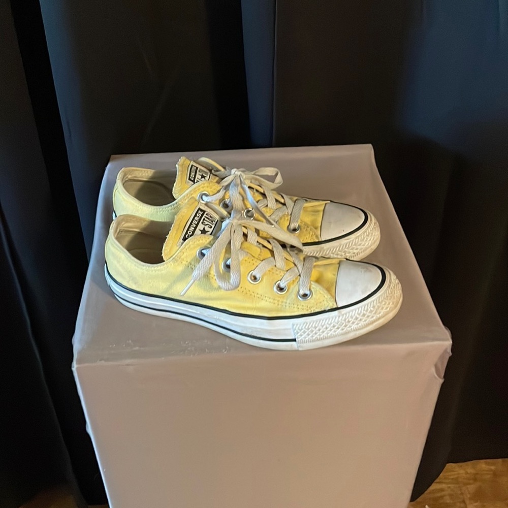 Converse women’s size 6 tennis shoes